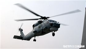 春節加強戰備假想不明潛艦出沒，S-70C（M）反潛直升機緊急編隊實施反潛作戰。（記者邱榮吉/攝影）
