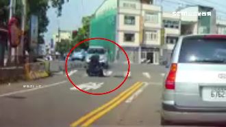 阿伯為了躲太陽　停在「最狂待轉區」