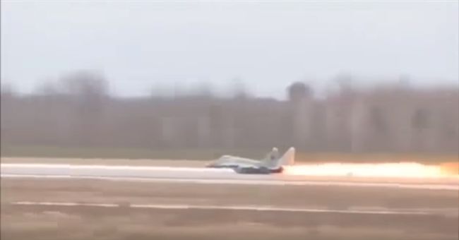 米格29機尾冒大火　飛行員跳傘逃生