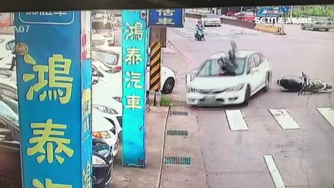騎士闖燈果斷棄車逃　選錯邊反被撞飛