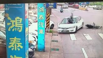 騎士闖燈果斷棄車逃　選錯邊反被撞飛