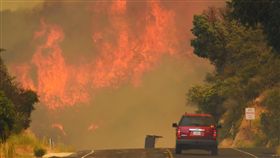 風力助長  加州野火徹夜延燒(圖／美聯社／達志影像)