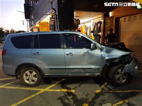 肇事的休旅車車頭凹陷。（圖／翻攝畫面）