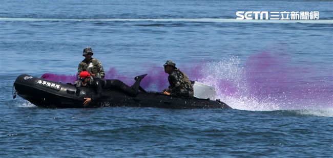海軍陸戰隊兩棲偵搜大隊實施海上戰技綜合操演。（記者邱榮吉/左營拍攝）