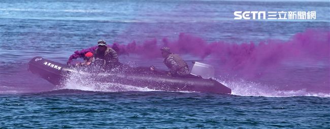海軍陸戰隊兩棲偵搜大隊實施海上戰技綜合操演。（記者邱榮吉/左營拍攝）