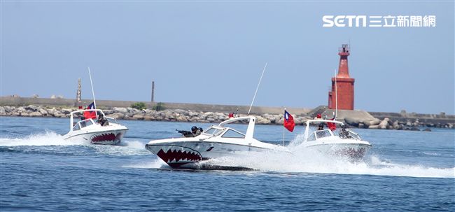 海軍陸戰隊兩棲偵搜大隊實施海上戰技綜合操演。（記者邱榮吉/左營拍攝）