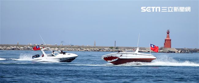 海軍陸戰隊兩棲偵搜大隊實施海上戰技綜合操演。（記者邱榮吉/左營拍攝）