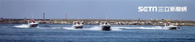 海軍陸戰隊兩棲偵搜大隊實施海上戰技綜合操演。（記者邱榮吉/左營拍攝）