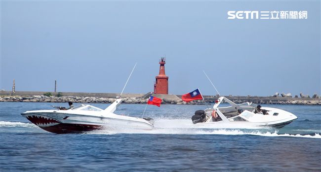 海軍陸戰隊兩棲偵搜大隊實施海上戰技綜合操演。（記者邱榮吉/左營拍攝）