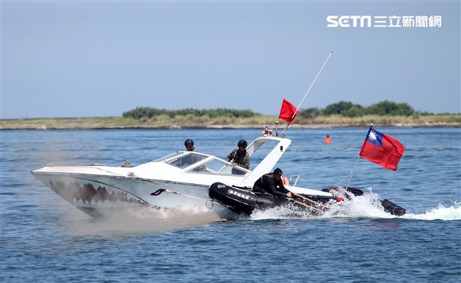 海軍陸戰隊兩棲偵搜大隊實施海上戰技綜合操演。（記者邱榮吉/左營拍攝）