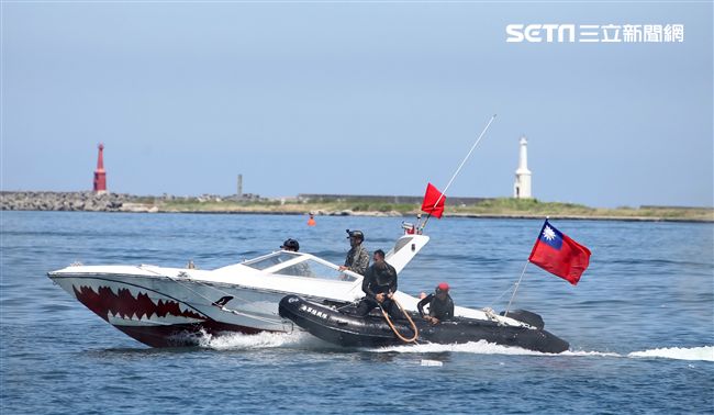 海軍陸戰隊兩棲偵搜大隊實施海上戰技綜合操演。（記者邱榮吉/左營拍攝）