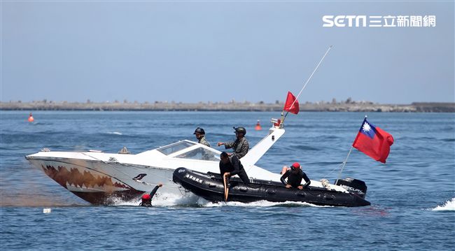 海軍陸戰隊兩棲偵搜大隊實施海上戰技綜合操演。（記者邱榮吉/左營拍攝）