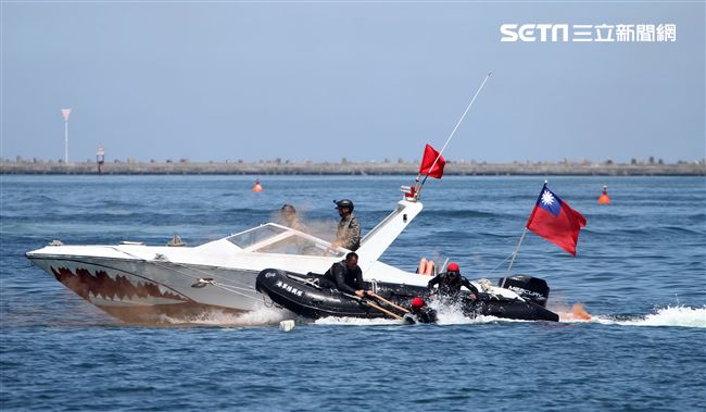 海軍陸戰隊兩棲偵搜大隊實施海上戰技綜合操演。（記者邱榮吉/左營拍攝）