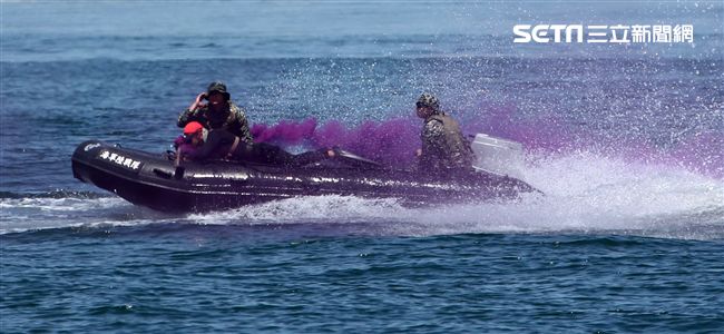 海軍陸戰隊兩棲偵搜大隊實施海上戰技綜合操演。（記者邱榮吉/左營拍攝）