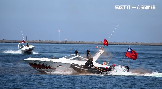 海軍陸戰隊兩棲偵搜大隊實施海上戰技綜合操演。（記者邱榮吉/左營拍攝）