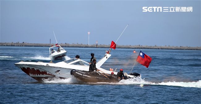 海軍陸戰隊兩棲偵搜大隊實施海上戰技綜合操演。（記者邱榮吉/左營拍攝）