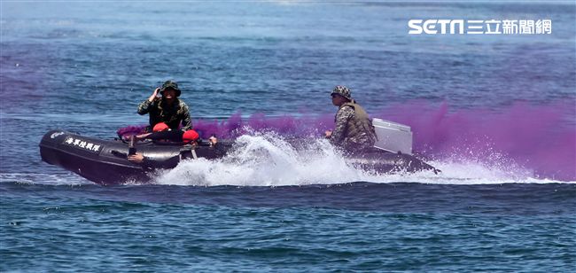 海軍陸戰隊兩棲偵搜大隊實施海上戰技綜合操演。（記者邱榮吉/左營拍攝）