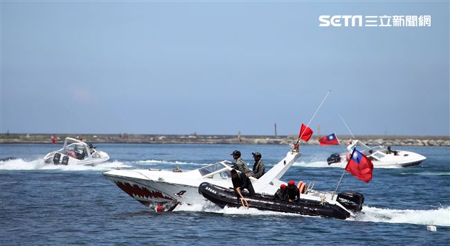 海軍陸戰隊兩棲偵搜大隊實施海上戰技綜合操演。（記者邱榮吉/左營拍攝）