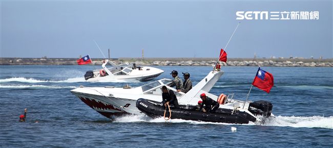 海軍陸戰隊兩棲偵搜大隊實施海上戰技綜合操演。（記者邱榮吉/左營拍攝）