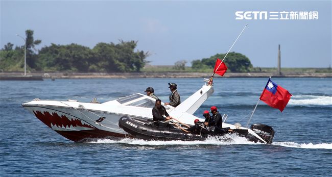 海軍陸戰隊兩棲偵搜大隊實施海上戰技綜合操演。（記者邱榮吉/左營拍攝）