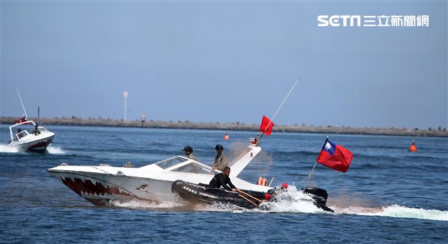 海軍陸戰隊兩棲偵搜大隊實施海上戰技綜合操演。（記者邱榮吉/左營拍攝）