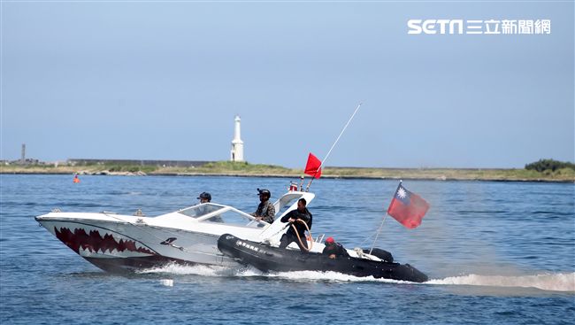 海軍陸戰隊兩棲偵搜大隊實施海上戰技綜合操演。（記者邱榮吉/左營拍攝）