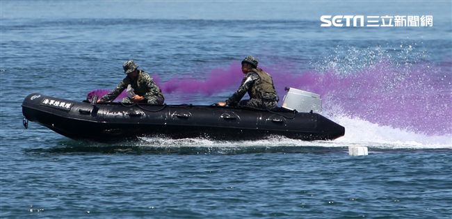 海軍陸戰隊兩棲偵搜大隊實施海上戰技綜合操演。（記者邱榮吉/左營拍攝）