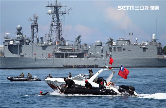 海軍陸戰隊兩棲偵搜大隊實施海上戰技綜合操演。（記者邱榮吉/左營拍攝）