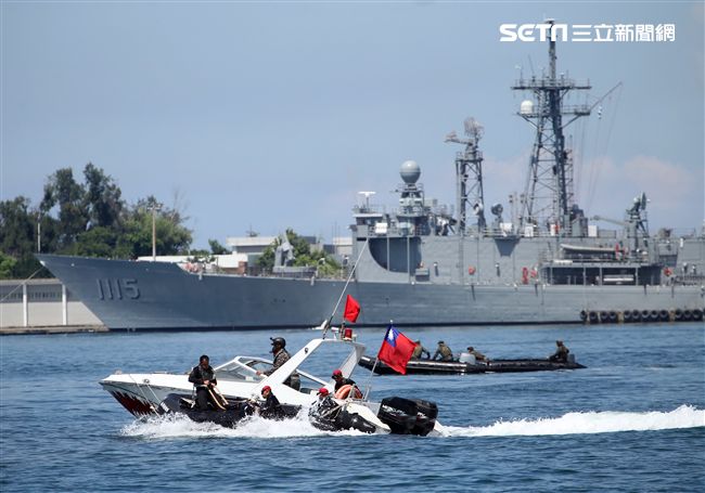 海軍陸戰隊兩棲偵搜大隊實施海上戰技綜合操演。（記者邱榮吉/左營拍攝）
