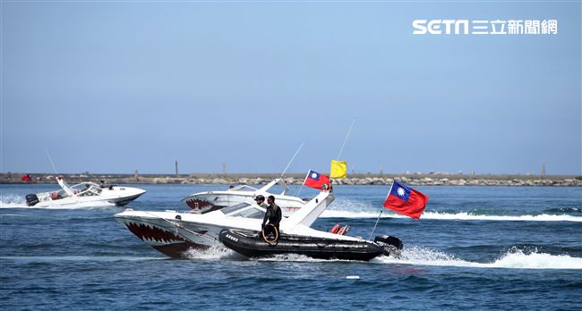 海軍陸戰隊兩棲偵搜大隊實施海上戰技綜合操演。（記者邱榮吉/左營拍攝）