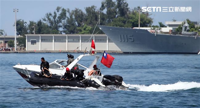 海軍陸戰隊兩棲偵搜大隊實施海上戰技綜合操演。（記者邱榮吉/左營拍攝）