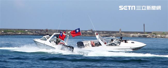 海軍陸戰隊兩棲偵搜大隊實施海上戰技綜合操演。（記者邱榮吉/左營拍攝）