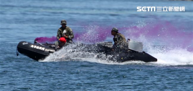 海軍陸戰隊兩棲偵搜大隊實施海上戰技綜合操演。（記者邱榮吉/左營拍攝）