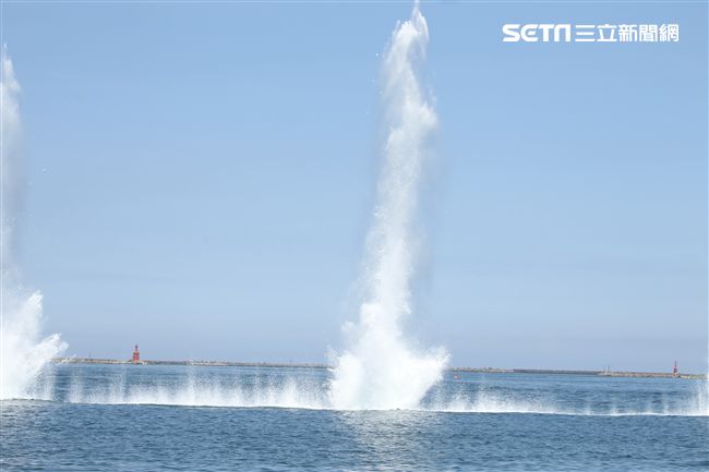 海軍陸戰隊兩棲偵搜大隊實施海上戰技綜合操演。（記者邱榮吉/左營拍攝）