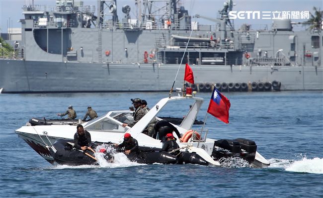 海軍陸戰隊兩棲偵搜大隊實施海上戰技綜合操演。（記者邱榮吉/左營拍攝）