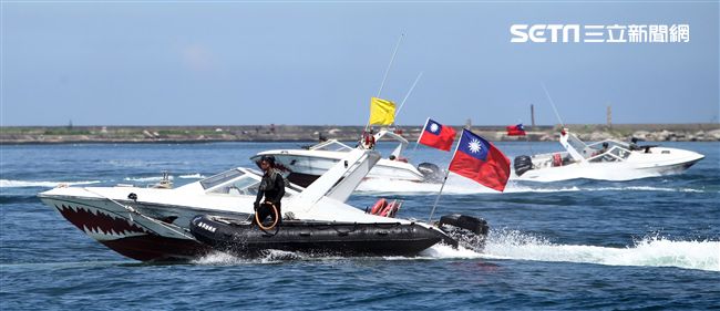 海軍陸戰隊兩棲偵搜大隊實施海上戰技綜合操演。（記者邱榮吉/左營拍攝）