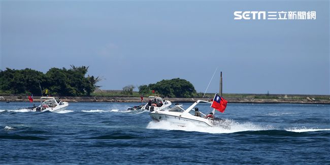 海軍陸戰隊兩棲偵搜大隊實施海上戰技綜合操演。（記者邱榮吉/左營拍攝）