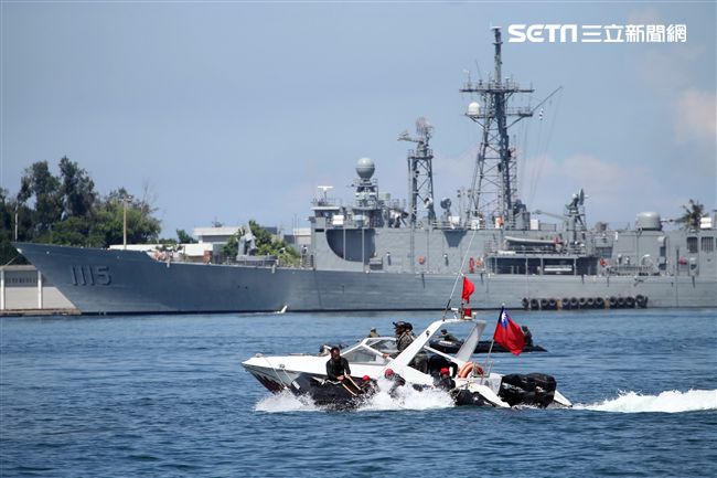 海軍陸戰隊兩棲偵搜大隊實施海上戰技綜合操演。（記者邱榮吉/左營拍攝）