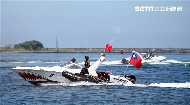 海軍陸戰隊兩棲偵搜大隊實施海上戰技綜合操演。（記者邱榮吉/左營拍攝）