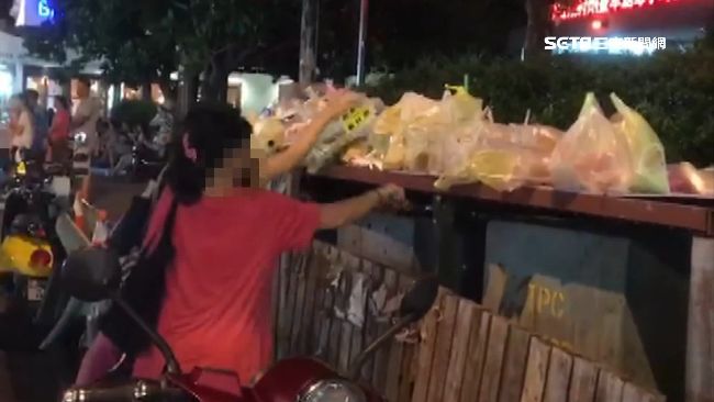 女倒垃圾…兩肉色內在大外放　網笑噴