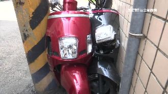 「砰」聲兩機車遭撞　離奇塞進電桿縫