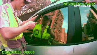 肇逃女當街嗆警　車窗死夾員警手指