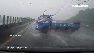 國道貨車水漂失控　後方駕駛美技閃過