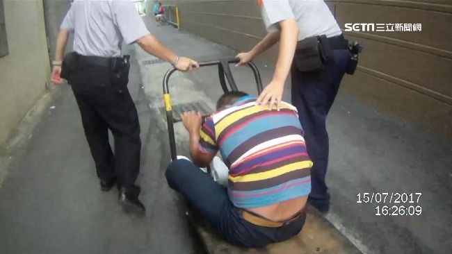 警專車送醉漢回家　難堪模樣笑翻路人