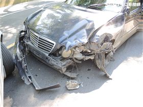 劉男的賓士車車頭嚴重凹陷，可見當時衝擊力之大。（圖／翻攝畫面）