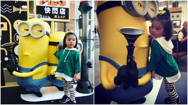 梧桐妹帶咘咘看小小兵　飛撲合照超Q