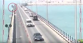 聯結車空翻墜海。（圖／翻攝自CRICKET DE ZXOMX YouTube）