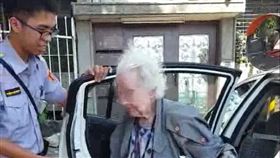 ▲員警沈志權護送汪婦返家。（圖／翻攝畫面）