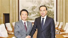 孫政才（圖右）與韓國青年政治家代表團代表合照（圖／翻攝自中國共產黨新聞網）