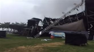 昨天才開幕…東石海之夏祭舞台遭吹垮